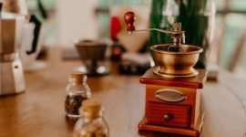 Seorang petani kopi dengan bangga memegang hasil panen biji kopi yang baru dipetik di salah satu perkebunan kopi di Indonesia, menggambarkan dedikasi dan kerja keras di balik setiap cangkir kopi Nusantara. Pemandangan hijau perkebunan yang subur menjadi saksi bisu perjalanan panjang biji kopi berkualitas tinggi ini.