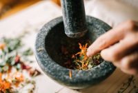 Berbagai jenis tumbuhan dan rempah-rempah yang menjadi bahan dasar utama dalam pembuatan obat tradisional Banjar, mencerminkan kekayaan alam Kalimantan yang dimanfaatkan untuk kesehatan. Bahan-bahan alami ini diproses dengan kearifan lokal untuk menghasilkan ramuan berkhasiat.