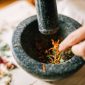 Berbagai jenis tumbuhan dan rempah-rempah yang menjadi bahan dasar utama dalam pembuatan obat tradisional Banjar, mencerminkan kekayaan alam Kalimantan yang dimanfaatkan untuk kesehatan. Bahan-bahan alami ini diproses dengan kearifan lokal untuk menghasilkan ramuan berkhasiat.