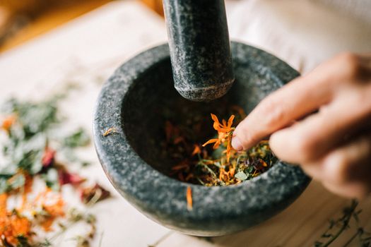 Berbagai jenis tumbuhan dan rempah-rempah yang menjadi bahan dasar utama dalam pembuatan obat tradisional Banjar, mencerminkan kekayaan alam Kalimantan yang dimanfaatkan untuk kesehatan. Bahan-bahan alami ini diproses dengan kearifan lokal untuk menghasilkan ramuan berkhasiat.