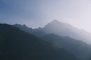 Kabut tipis menyelimuti puncak Pegunungan Meratus saat fajar menyingsing, menampilkan panorama hijau yang menenangkan jiwa dan mengundang penjelajah untuk menguak keindahan tersembunyi di jantung Borneo. Hutan hujan tropis yang lebat ini adalah rumah bagi keanekaragaman hayati dan masyarakat adat yang menjaga kearifan leluhur.
