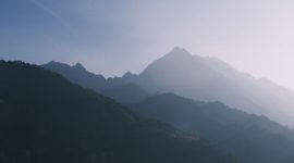 Kabut tipis menyelimuti puncak Pegunungan Meratus saat fajar menyingsing, menampilkan panorama hijau yang menenangkan jiwa dan mengundang penjelajah untuk menguak keindahan tersembunyi di jantung Borneo. Hutan hujan tropis yang lebat ini adalah rumah bagi keanekaragaman hayati dan masyarakat adat yang menjaga kearifan leluhur.