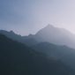 Kabut tipis menyelimuti puncak Pegunungan Meratus saat fajar menyingsing, menampilkan panorama hijau yang menenangkan jiwa dan mengundang penjelajah untuk menguak keindahan tersembunyi di jantung Borneo. Hutan hujan tropis yang lebat ini adalah rumah bagi keanekaragaman hayati dan masyarakat adat yang menjaga kearifan leluhur.