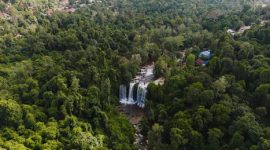 Air terjun tersembunyi di tengah lebatnya Hutan Pegunungan Meratus, Kalimantan Selatan, menjadi salah satu daya tarik utama bagi para petualang yang mencari ketenangan dan keindahan alam. Keasrian ekosistem Meratus menawarkan pemandangan menakjubkan yang memanjakan mata serta menenangkan jiwa para pengunjung.