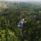 Air terjun tersembunyi di tengah lebatnya Hutan Pegunungan Meratus, Kalimantan Selatan, menjadi salah satu daya tarik utama bagi para petualang yang mencari ketenangan dan keindahan alam. Keasrian ekosistem Meratus menawarkan pemandangan menakjubkan yang memanjakan mata serta menenangkan jiwa para pengunjung.