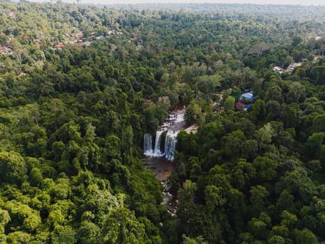 Air terjun tersembunyi di tengah lebatnya Hutan Pegunungan Meratus, Kalimantan Selatan, menjadi salah satu daya tarik utama bagi para petualang yang mencari ketenangan dan keindahan alam. Keasrian ekosistem Meratus menawarkan pemandangan menakjubkan yang memanjakan mata serta menenangkan jiwa para pengunjung.