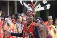 Masyarakat Dayak Meratus tengah melaksanakan ritual adat di balai desa, menunjukkan kekayaan spiritual dan kuatnya ikatan mereka dengan alam serta para leluhur. Tarian dan musik tradisional ini menjadi bagian penting dalam menjaga harmoni komunitas.