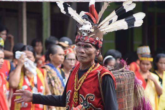 Masyarakat Dayak Meratus tengah melaksanakan ritual adat di balai desa, menunjukkan kekayaan spiritual dan kuatnya ikatan mereka dengan alam serta para leluhur. Tarian dan musik tradisional ini menjadi bagian penting dalam menjaga harmoni komunitas.