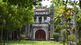 Suasana khusyuk di salah satu makam keramat yang diyakini berkaitan dengan legenda Datu Mabrur, tempat ribuan peziarah dari berbagai daerah datang mencari berkah dan refleksi spiritual mendalam. Situs ini menjadi saksi bisu kekayaan budaya dan kepercayaan yang masih hidup kuat di tengah masyarakat Banjar.