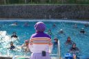 Sekelompok wanita dengan semangat melakukan gerakan Senam Baiman di ruang terbuka, menunjukkan perpaduan harmonis antara kebugaran fisik dan ekspresi budaya tradisional Banjar. Senam ini menjadi cara menyenangkan untuk menjaga kesehatan sekaligus melestarikan warisan seni tari lokal.