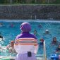 Sekelompok wanita dengan semangat melakukan gerakan Senam Baiman di ruang terbuka, menunjukkan perpaduan harmonis antara kebugaran fisik dan ekspresi budaya tradisional Banjar. Senam ini menjadi cara menyenangkan untuk menjaga kesehatan sekaligus melestarikan warisan seni tari lokal.