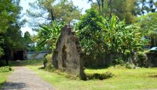 Rumah Bubungan Tinggi, arsitektur tradisional Banjar yang megah, menampilkan keahlian ukir dan kekayaan budaya Kesultanan Banjar pada masa kejayaannya. Bangunan ini menjadi simbol identitas dan kearifan lokal yang patut dilestarikan.