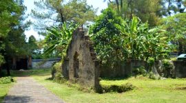 Rumah Bubungan Tinggi, arsitektur tradisional Banjar yang megah, menampilkan keahlian ukir dan kekayaan budaya Kesultanan Banjar pada masa kejayaannya. Bangunan ini menjadi simbol identitas dan kearifan lokal yang patut dilestarikan.