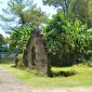Rumah Bubungan Tinggi, arsitektur tradisional Banjar yang megah, menampilkan keahlian ukir dan kekayaan budaya Kesultanan Banjar pada masa kejayaannya. Bangunan ini menjadi simbol identitas dan kearifan lokal yang patut dilestarikan.