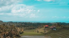 Rumah bubungan dengan atap pelana khas yang berundak, menampilkan keindahan arsitektur tradisional Indonesia yang kaya detail dan filosofi mendalam. Bangunan ini adalah contoh nyata warisan budaya yang perlu terus dijaga dan dilestarikan.