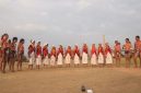 Beberapa wanita dengan pakaian tradisional Banjar tampak melakukan Senam Baiman di luar ruangan, menunjukkan gerakan-gerakan khas yang lembut namun penuh makna, menciptakan suasana damai yang selaras dengan filosofinya.