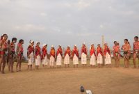 Beberapa wanita dengan pakaian tradisional Banjar tampak melakukan Senam Baiman di luar ruangan, menunjukkan gerakan-gerakan khas yang lembut namun penuh makna, menciptakan suasana damai yang selaras dengan filosofinya.