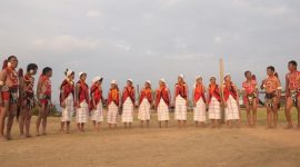 Beberapa wanita dengan pakaian tradisional Banjar tampak melakukan Senam Baiman di luar ruangan, menunjukkan gerakan-gerakan khas yang lembut namun penuh makna, menciptakan suasana damai yang selaras dengan filosofinya.