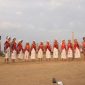 Beberapa wanita dengan pakaian tradisional Banjar tampak melakukan Senam Baiman di luar ruangan, menunjukkan gerakan-gerakan khas yang lembut namun penuh makna, menciptakan suasana damai yang selaras dengan filosofinya.