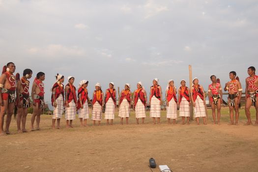 Beberapa wanita dengan pakaian tradisional Banjar tampak melakukan Senam Baiman di luar ruangan, menunjukkan gerakan-gerakan khas yang lembut namun penuh makna, menciptakan suasana damai yang selaras dengan filosofinya.