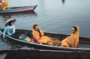 Sebuah jukung tradisional berlayar tenang di sungai, simbol kehidupan dan transportasi utama di Kalimantan Selatan. Perahu ini juga dimanfaatkan untuk membawa layanan kesehatan vital ke desa-desa terpencil.