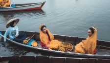Sebuah jukung tradisional berlayar tenang di sungai, simbol kehidupan dan transportasi utama di Kalimantan Selatan. Perahu ini juga dimanfaatkan untuk membawa layanan kesehatan vital ke desa-desa terpencil.