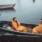 Sebuah jukung tradisional berlayar tenang di sungai, simbol kehidupan dan transportasi utama di Kalimantan Selatan. Perahu ini juga dimanfaatkan untuk membawa layanan kesehatan vital ke desa-desa terpencil.