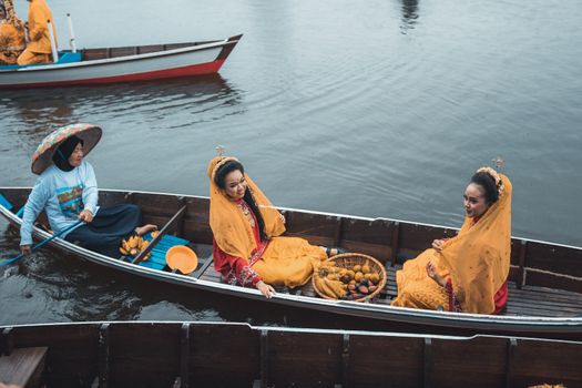 Sebuah jukung tradisional berlayar tenang di sungai, simbol kehidupan dan transportasi utama di Kalimantan Selatan. Perahu ini juga dimanfaatkan untuk membawa layanan kesehatan vital ke desa-desa terpencil.