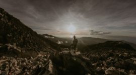 Para pendaki menikmati keindahan matahari terbit dari Puncak Halau, Gunung Kerinci, setelah melalui perjalanan panjang yang menantang. Pemandangan menakjubkan ini menjadi hadiah terindah atas perjuangan mereka.