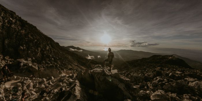 Para pendaki menikmati keindahan matahari terbit dari Puncak Halau, Gunung Kerinci, setelah melalui perjalanan panjang yang menantang. Pemandangan menakjubkan ini menjadi hadiah terindah atas perjuangan mereka.