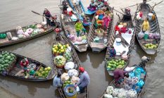 Pesona Abadi Pasar Terapung: Jendela Tradisi dan Sensasi Belanja Unik