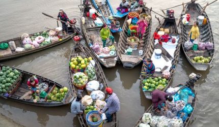 Pesona Abadi Pasar Terapung: Jendela Tradisi dan Sensasi Belanja Unik