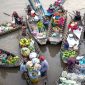 Para pedagang lokal sibuk menjajakan dagangan mereka dari atas perahu tradisional, menciptakan pemandangan khas pasar terapung yang ramai dan penuh warna di pagi hari. Aktivitas ini menunjukkan interaksi sosial dan ekonomi yang telah menjadi bagian integral dari kehidupan masyarakat setempat selama berabad-abad.