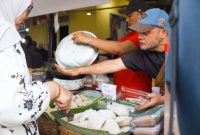 Sepiring ketupat yang disajikan bersama opor ayam dan sambal goreng kentang, merupakan hidangan khas yang melambangkan kebersamaan dan perayaan di Indonesia. Anyaman janur pada ketupat menggambarkan filosofi persatuan dan saling memaafkan yang selalu diusung dalam setiap perayaan.