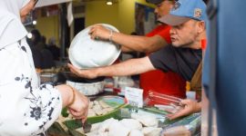 Sepiring ketupat yang disajikan bersama opor ayam dan sambal goreng kentang, merupakan hidangan khas yang melambangkan kebersamaan dan perayaan di Indonesia. Anyaman janur pada ketupat menggambarkan filosofi persatuan dan saling memaafkan yang selalu diusung dalam setiap perayaan.