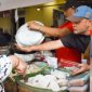 Sepiring ketupat yang disajikan bersama opor ayam dan sambal goreng kentang, merupakan hidangan khas yang melambangkan kebersamaan dan perayaan di Indonesia. Anyaman janur pada ketupat menggambarkan filosofi persatuan dan saling memaafkan yang selalu diusung dalam setiap perayaan.