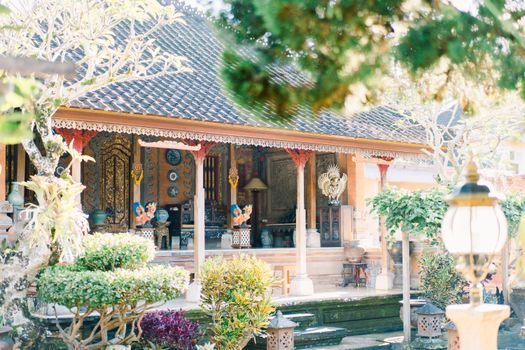Rumah Bubungan Tinggi yang megah berdiri kokoh di Kalimantan Selatan, menampilkan keindahan arsitektur tradisional Banjar yang kaya akan ukiran dan nilai filosofis. Struktur atapnya yang unik menjadi ciri khas sekaligus penyesuaian terhadap iklim tropis.