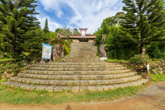 Para peziarah khusyuk berdoa di area makam Datu Mabrur di Desa Lok Gabang, Kalimantan Selatan, sebuah situs religi penting yang tak pernah sepi pengunjung. Suasana damai dan penuh kekhusyukan terpancar dari setiap sudut kompleks makam, mencerminkan penghormatan mendalam terhadap seorang ulama besar.