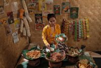 Sepiring ketupat yang sudah dipotong rapi, siap disajikan bersama hidangan khas Lebaran seperti opor ayam dan sambal goreng kentang. Kehadiran ketupat selalu menjadi penanda kehangatan dan kebersamaan di meja makan keluarga Indonesia.