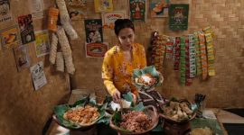 Sepiring ketupat yang sudah dipotong rapi, siap disajikan bersama hidangan khas Lebaran seperti opor ayam dan sambal goreng kentang. Kehadiran ketupat selalu menjadi penanda kehangatan dan kebersamaan di meja makan keluarga Indonesia.