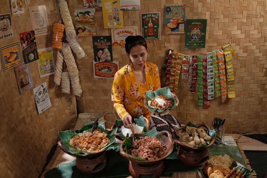 Sepiring ketupat yang sudah dipotong rapi, siap disajikan bersama hidangan khas Lebaran seperti opor ayam dan sambal goreng kentang. Kehadiran ketupat selalu menjadi penanda kehangatan dan kebersamaan di meja makan keluarga Indonesia.
