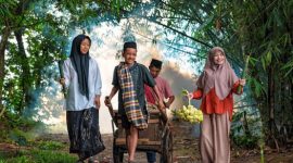Sepiring ketupat yang disajikan bersama opor ayam dan taburan bawang goreng, mencerminkan kehangatan serta kelezatan hidangan khas Lebaran di Indonesia. Hidangan ini tak hanya memanjakan lidah, tetapi juga sarat makna budaya yang mendalam.