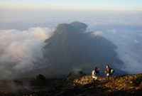Pemandangan matahari terbit yang memukau dari Puncak Gunung Halau, memperlihatkan hamparan awan di bawah kaki dan keindahan alam Kalimantan yang masih asri. Panorama ini menjadi hadiah terindah setelah perjuangan mendaki melewati rimbunnya hutan tropis.
