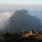 Pemandangan matahari terbit yang memukau dari Puncak Gunung Halau, memperlihatkan hamparan awan di bawah kaki dan keindahan alam Kalimantan yang masih asri. Panorama ini menjadi hadiah terindah setelah perjuangan mendaki melewati rimbunnya hutan tropis.