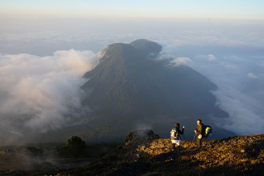 Pemandangan matahari terbit yang memukau dari Puncak Gunung Halau, memperlihatkan hamparan awan di bawah kaki dan keindahan alam Kalimantan yang masih asri. Panorama ini menjadi hadiah terindah setelah perjuangan mendaki melewati rimbunnya hutan tropis.