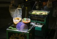 Semangkuk soto Banjar hangat yang menggugah selera, lengkap dengan potongan lontong dan perkedel kentang, siap memanjakan lidah para penikmat kuliner autentik Indonesia. Kuahnya yang kental dan kaya rempah menjadi daya tarik utama hidangan legendaris dari Kalimantan Selatan ini.