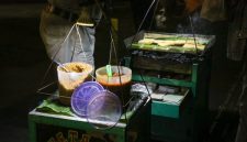 Semangkuk soto Banjar hangat yang menggugah selera, lengkap dengan potongan lontong dan perkedel kentang, siap memanjakan lidah para penikmat kuliner autentik Indonesia. Kuahnya yang kental dan kaya rempah menjadi daya tarik utama hidangan legendaris dari Kalimantan Selatan ini.