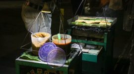 Semangkuk soto Banjar hangat yang menggugah selera, lengkap dengan potongan lontong dan perkedel kentang, siap memanjakan lidah para penikmat kuliner autentik Indonesia. Kuahnya yang kental dan kaya rempah menjadi daya tarik utama hidangan legendaris dari Kalimantan Selatan ini.