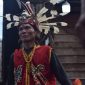 Anak-anak diayun dalam balutan kain dan hiasan janur kuning yang memukau, sebuah pemandangan khas tradisi Baayun Mulud di Kalimantan Selatan. Ritual ini dilaksanakan sebagai bentuk syukur dan permohonan keselamatan bagi sang buah hati.