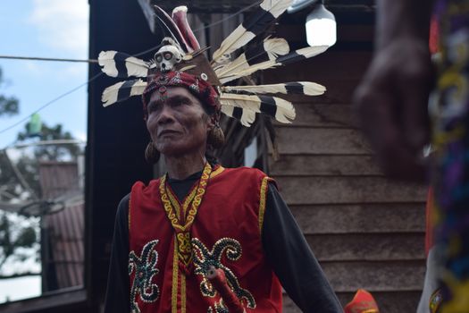 Anak-anak diayun dalam balutan kain dan hiasan janur kuning yang memukau, sebuah pemandangan khas tradisi Baayun Mulud di Kalimantan Selatan. Ritual ini dilaksanakan sebagai bentuk syukur dan permohonan keselamatan bagi sang buah hati.